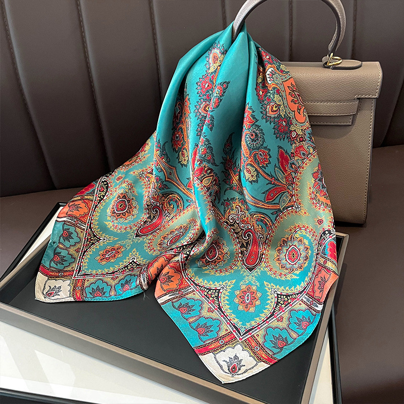 Sciarpa quadrata in vera seta  - Ascot Neck Scarf recensione e prezzo